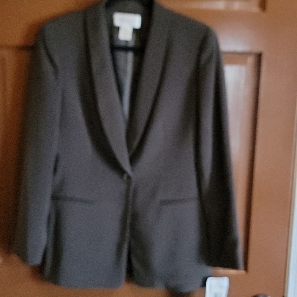 Jones New York-Deep Olive shawl collared long sleeved blazer Size 6 NWT.